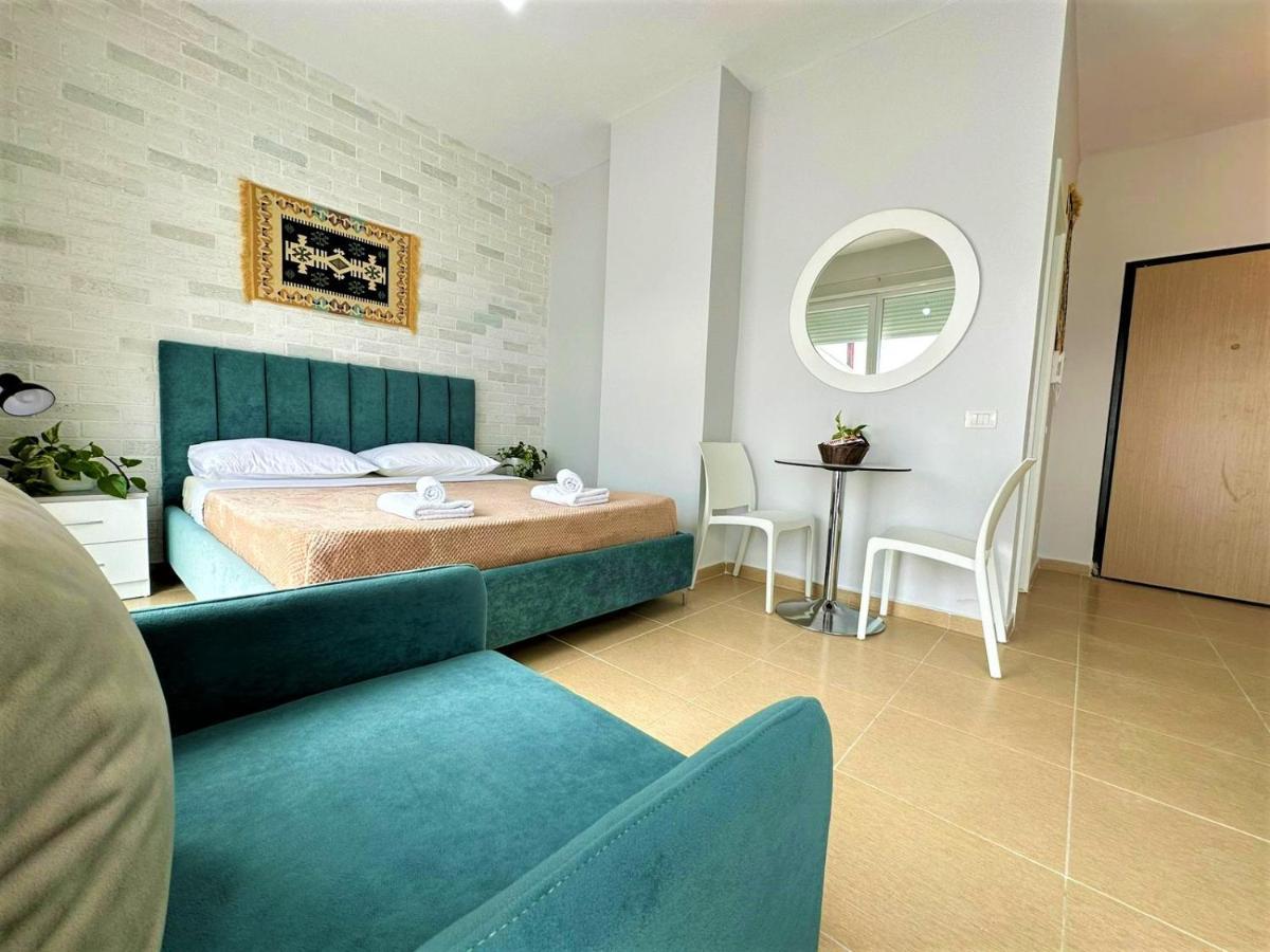Apartament Trea - Roof On *