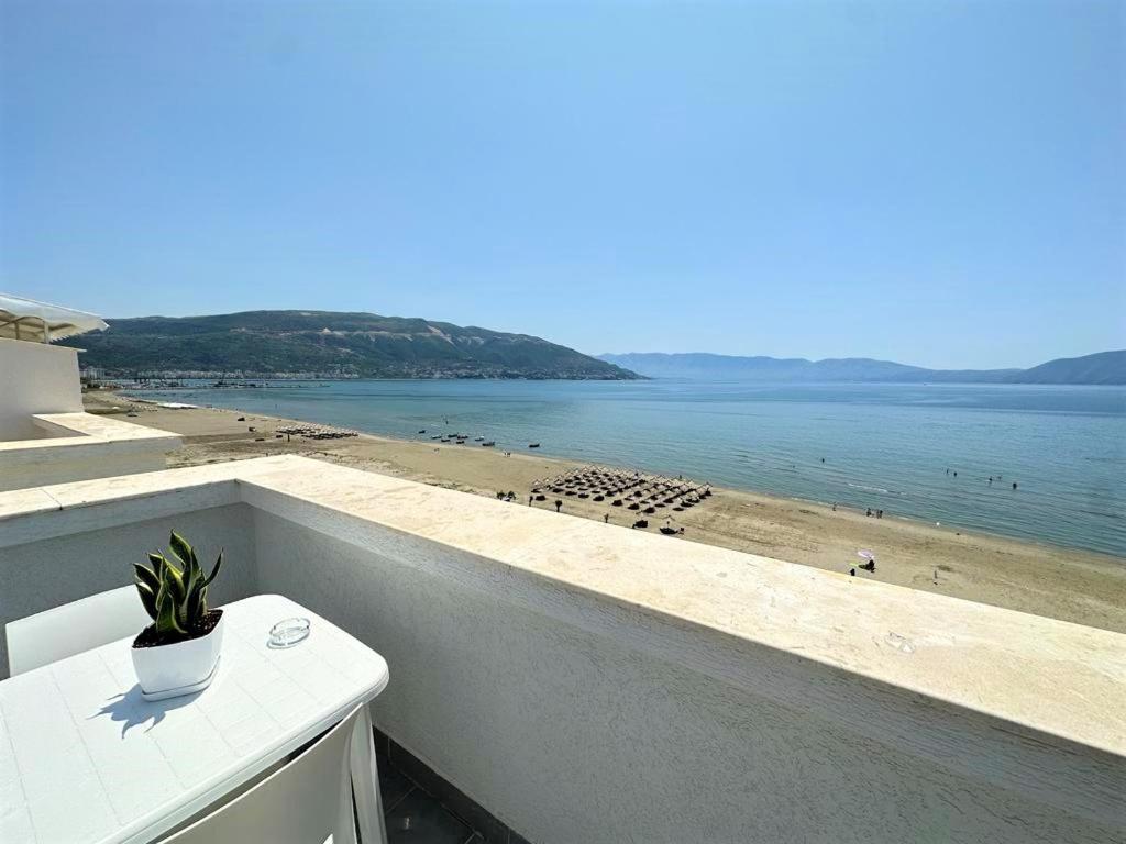 Apartament Trea - Roof On